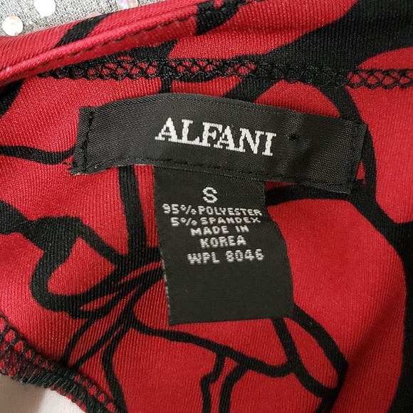 Black + Red Rose No-Wrinkle Zip-Up Top Valentines - Picture 4 of 4